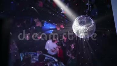 蓝色迪斯科球效果及墙面反光.. 迪斯科舞厅旋转，俱乐部内的派对灯光迪斯科舞厅